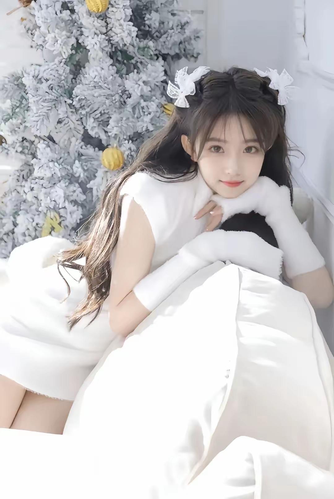 冬日暖阳下，甜美少女与雪景相伴，温柔时光定格。美女的魅力能有多大？上联是：人不