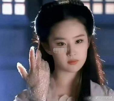 原来当年这部剧里刘亦菲戴的手套，是她妈妈亲手用透明银丝线纸编织出来的！这也太有心