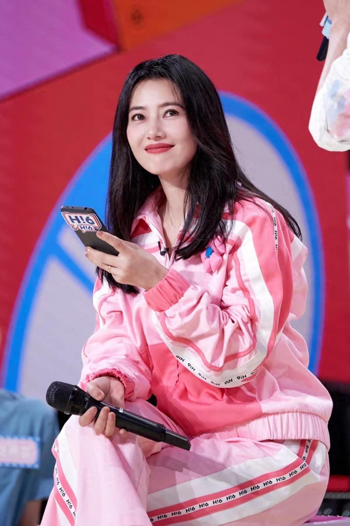 高圆圆这次的发型做了不小的改变。之前她常留长发或微卷造型，温柔有余但少了些锐气，