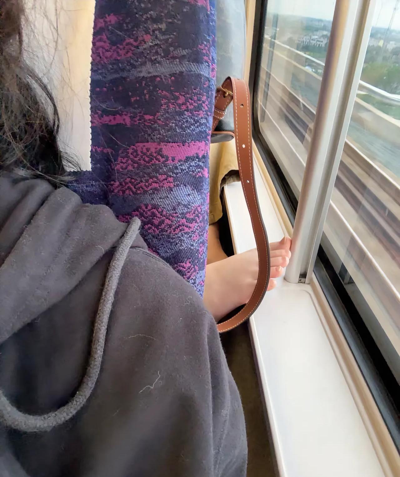 谁懂一回头看到这个的感觉，说一下，后边是20多岁的靓妹！