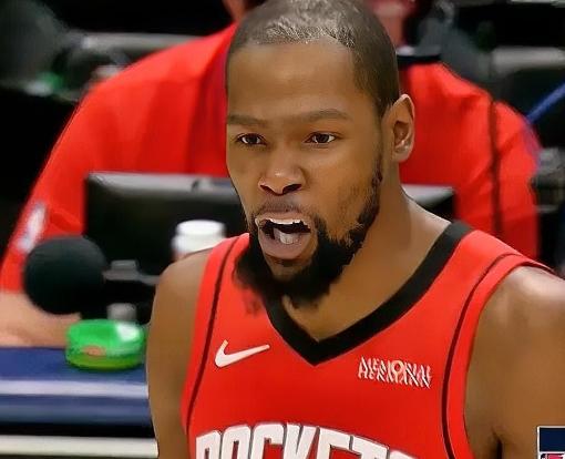 火箭老将杜兰特情绪失控了！在火箭对阵鹈鹕的比赛第二节，他直接冲着裁判大声怒吼