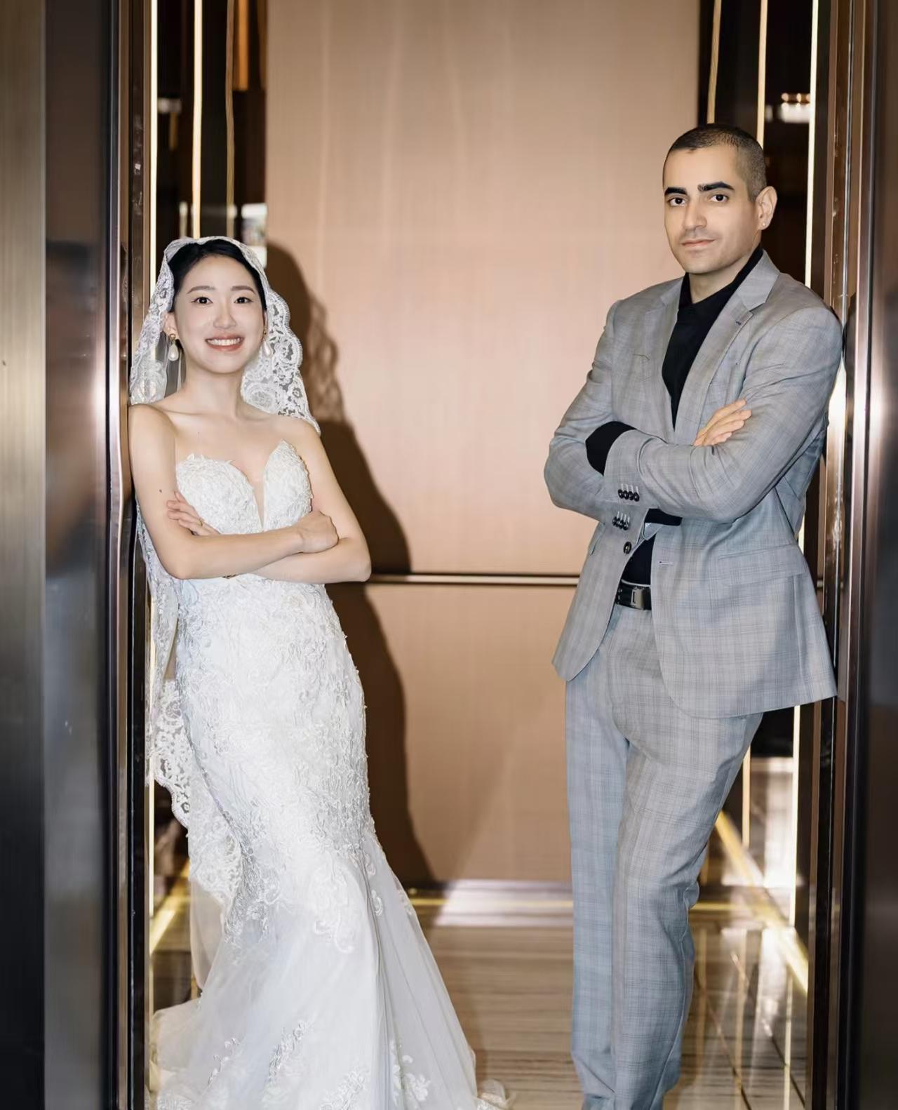 中国女生嫁给印度男生，在国内举办婚礼。感觉爱不爱能从脸上看出来，女生笑得很自然，