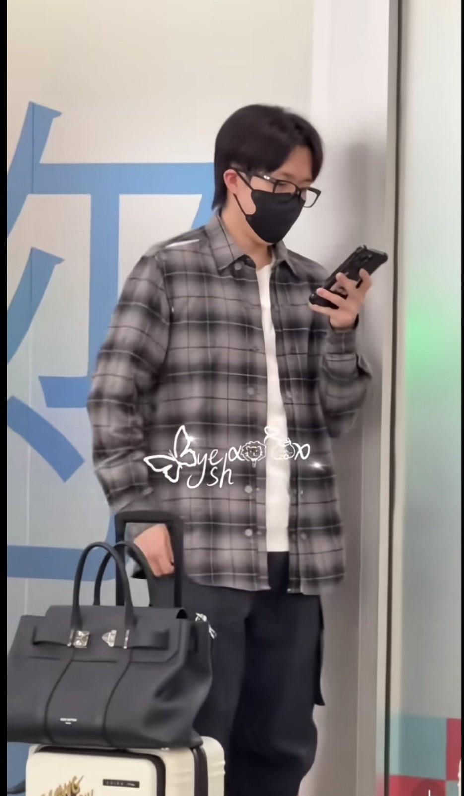 时尚穿搭，格子衬衫搭配黑口罩，低调又帅气！是不是只有我觉得王楚钦这个造型戴眼镜