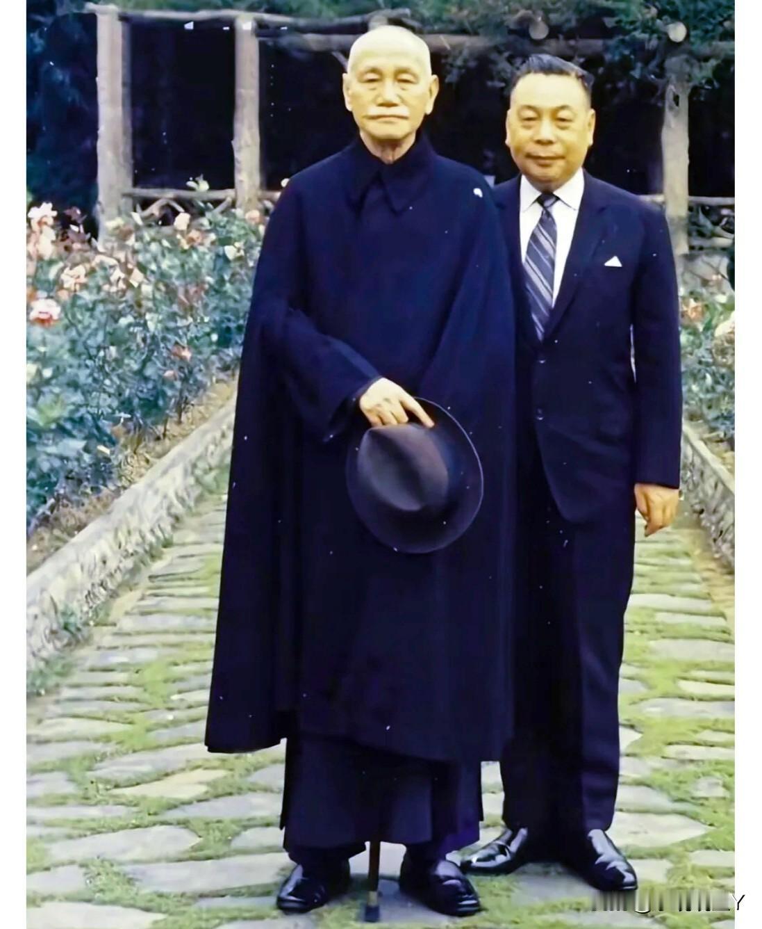 这是晚年的蒋中正和儿子蒋经国的一张合影老照片，拍摄于上世纪六十年代末的台湾。这不