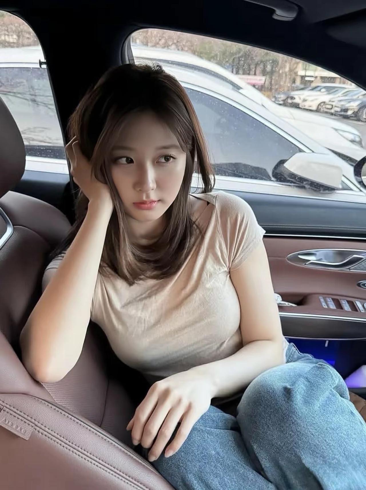 “雨天的车内时光，静谧而美好”🌧️🚗💕车里的心情