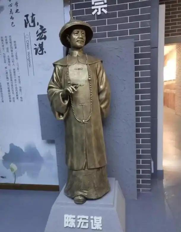 乾隆年间朝中有位老臣叫陈宏谋，这人官做得挺大，性子却特别谦和。有多大？兵部尚