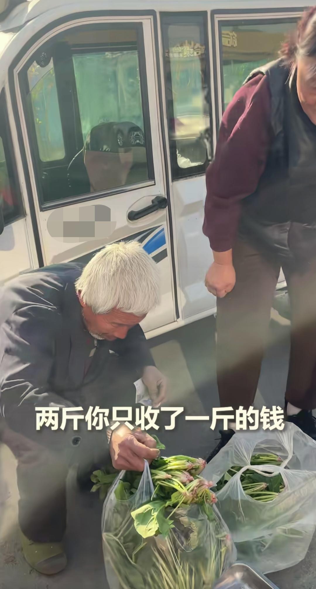 河北唐山一老人卖菠菜时，不会用公斤秤，用公斤称重后，直接按秤上的钱数收钱。一女