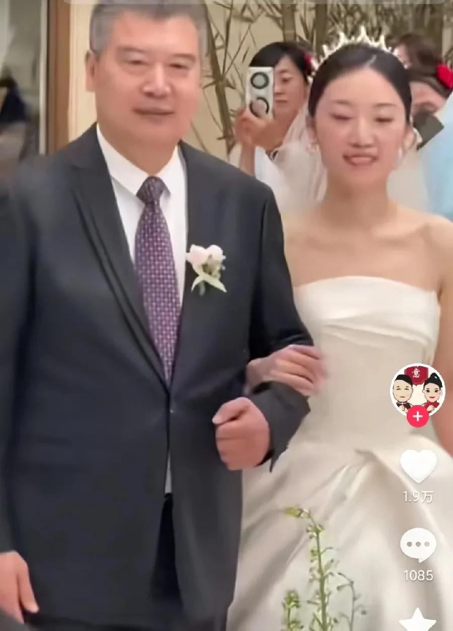 国乒总教练，也是莎莎的好朋友，李爷爷的女儿今天结婚了，从视频中可以看到，