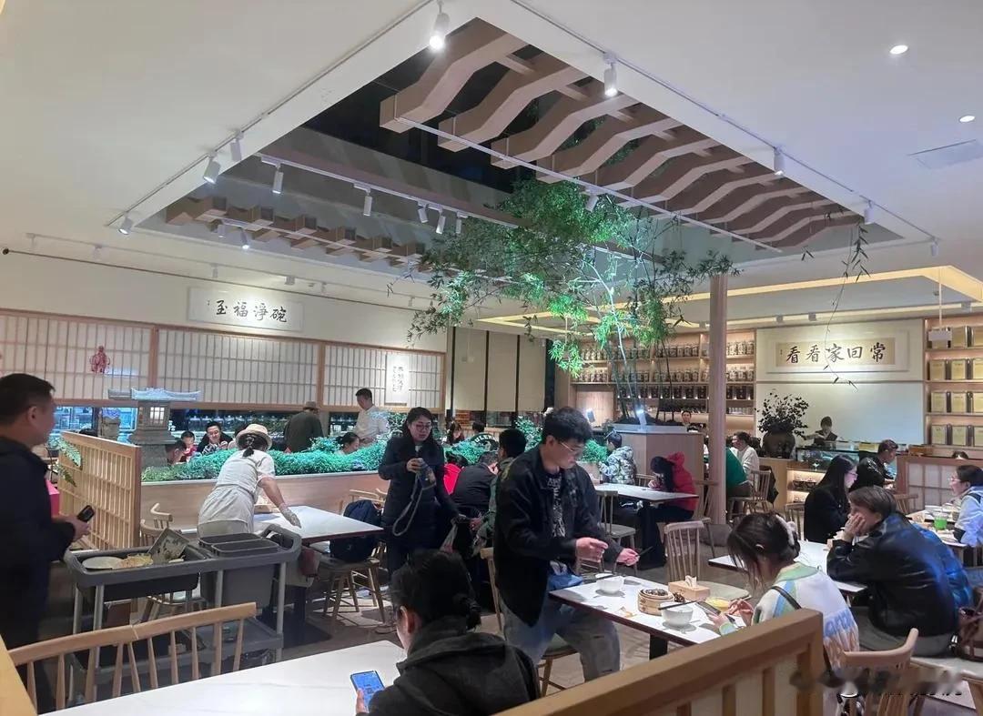 开在家门口的社区食堂“梅菜扣肉、过油肉、红烧排骨、蒸凤爪、虾饺……当
