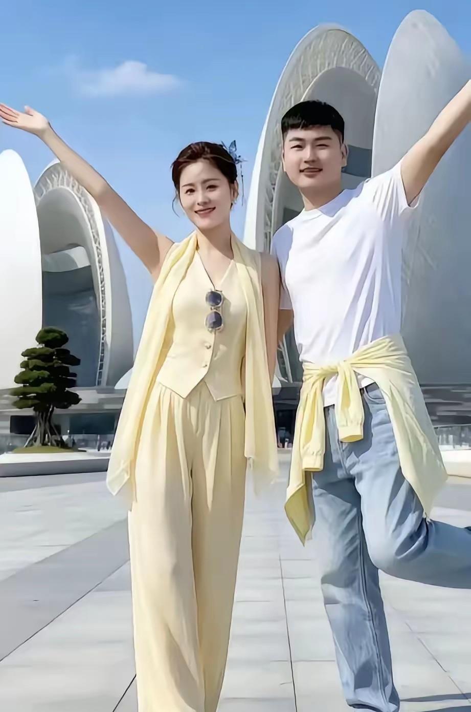 朱小伟成长了，自从和陈萌结婚之后，人变得开朗了，脸上的笑容也多了。朱家的日子越来