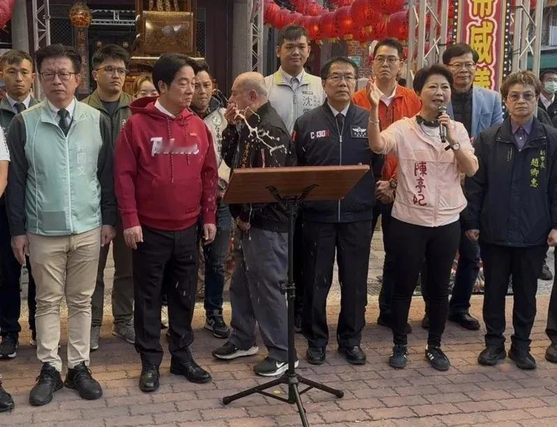 大年初二，现世现报！赖清德拜庙求福，当场被喷一身！大年初二，赖清德装模作