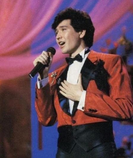 1982年，22岁的费翔和21岁的叶倩文相爱了。然而费翔妈妈却说：以后不准你再和