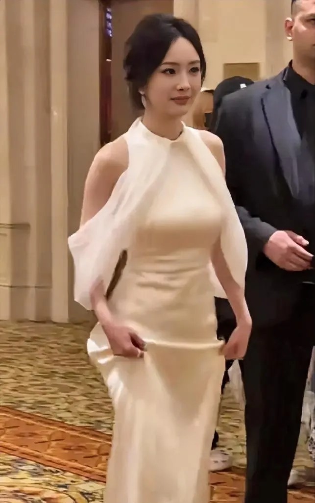 杨幂到底怎么长的？身材饱满丰润，不胖不瘦，无论男女看了都迷糊啊！