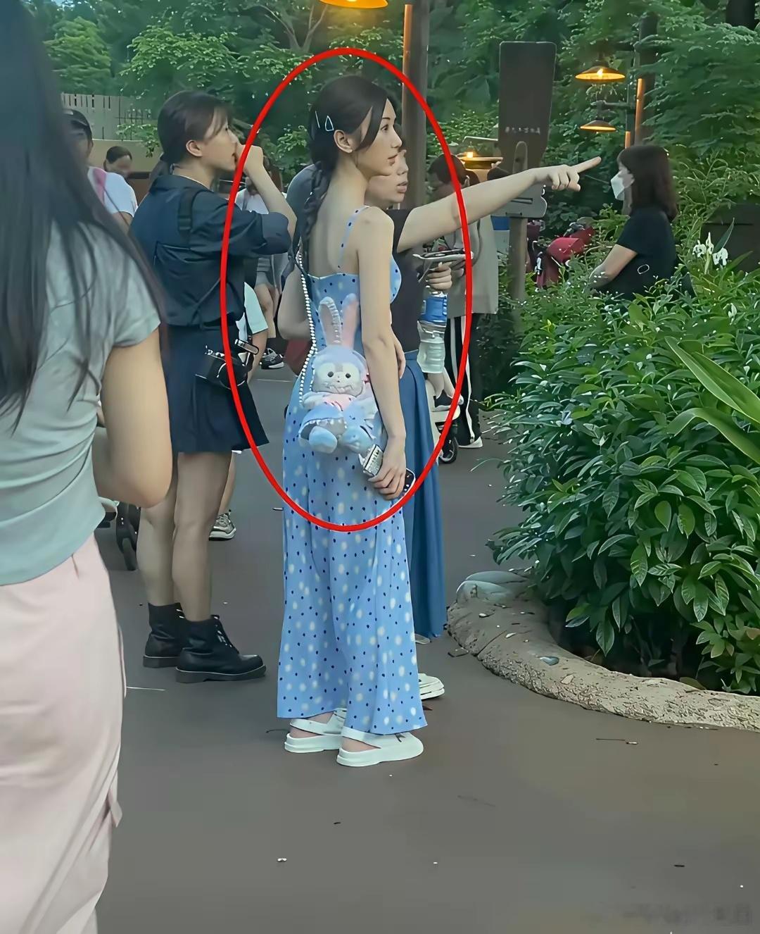 这图如果不是P的，那毛晓彤的身材比例太虐了，简直五五分​​​