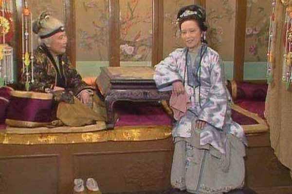 当王夫人告诉贾母，自己已经给了袭人姨太太的待遇时，贾母是怎么回答的？“原来这样