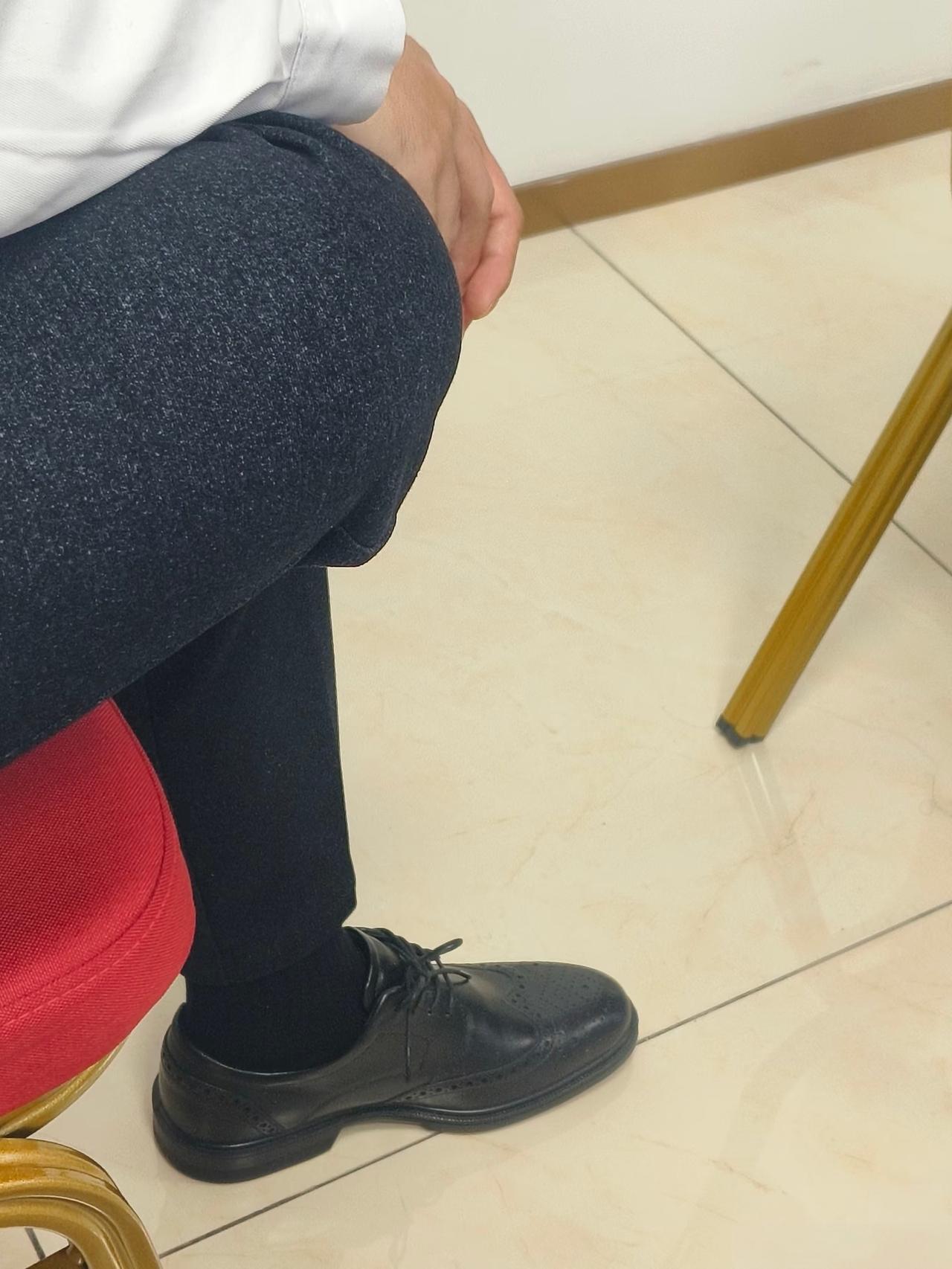 我发现一个现象，稍微成熟一点的男人，尤其是步入中老年以后的男人，他们在穿鞋上跟年