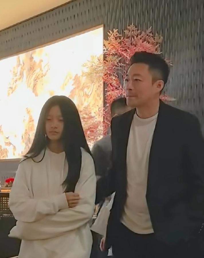 大s女儿小玥儿跟爸爸继母到广东旅游了，按理说大s一周年祭日，俩孩子应该回去看看的