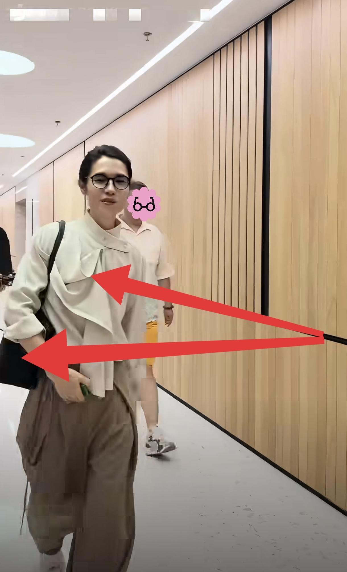 上次是孙楠，这次是李行亮，这些男歌手们人到中年，身材不发福，而是变得有“姨”