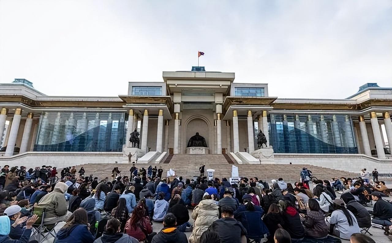 蒙古总理硬刚西方30天，直接把自己逼下台！一手好牌打得稀烂谁能想到，蒙古