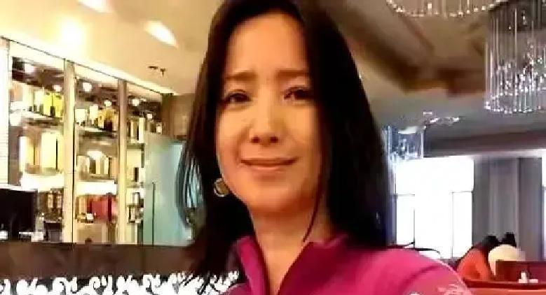 都说娱乐圈人设是假的，直到我认识了何晴。别的明星带八个助理，她带一身本事进组。