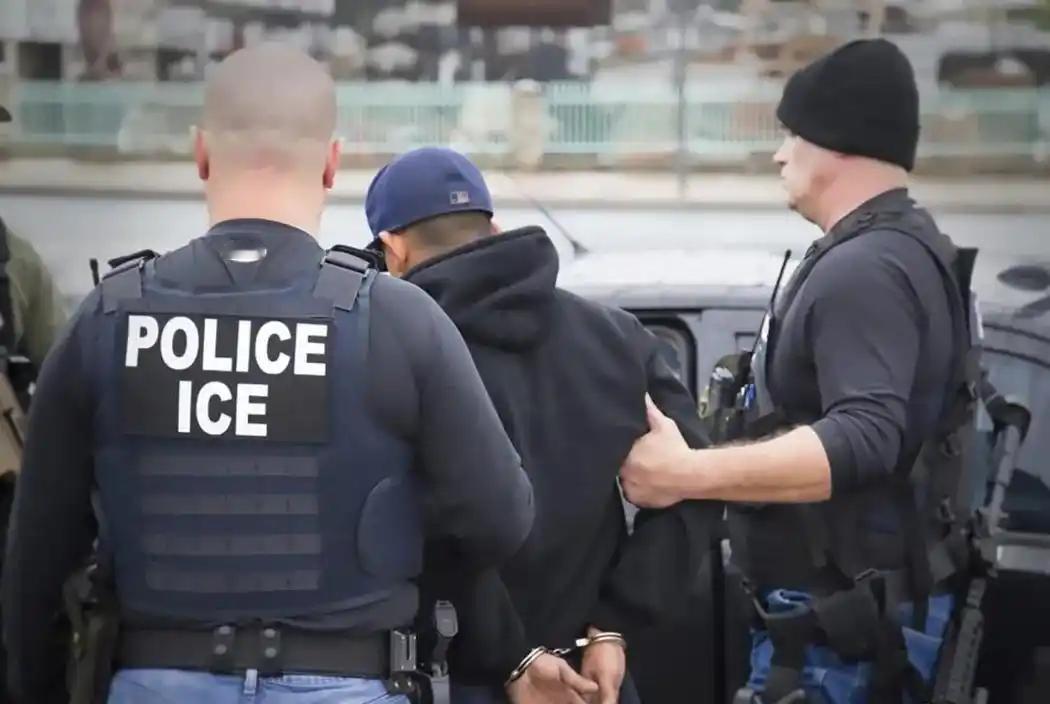 明尼阿波利斯那几声枪响，可真把ICE这个平时专跟移民打交道的部门给推到风口浪尖了