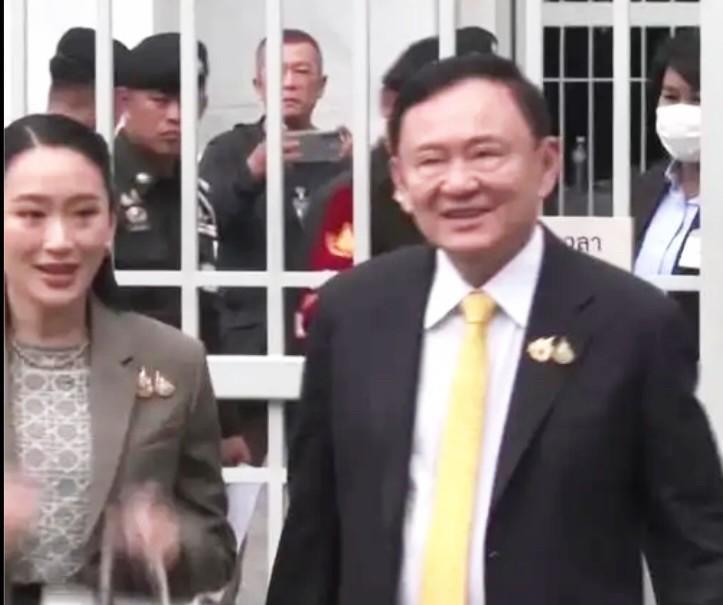 泰国前总理他信有点东西的，这时候依然选择了回国，亲自聆听判决。被判又要进监狱一年