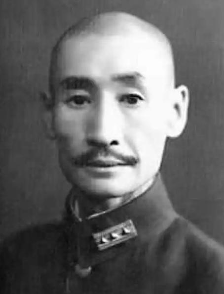 1932年2月，马占山突然宣布向日本投降，国内顿时一片哗然，讨伐声不绝于耳，但在