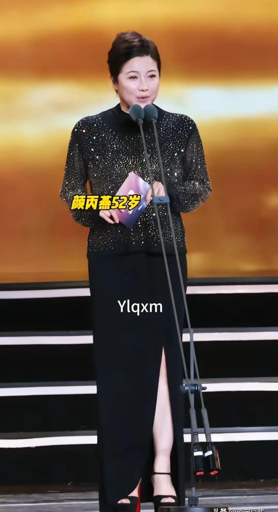 她50岁那年，坊间传她挽着20岁的小男友招摇过市。你没看错，不是富婆养鲜肉，是