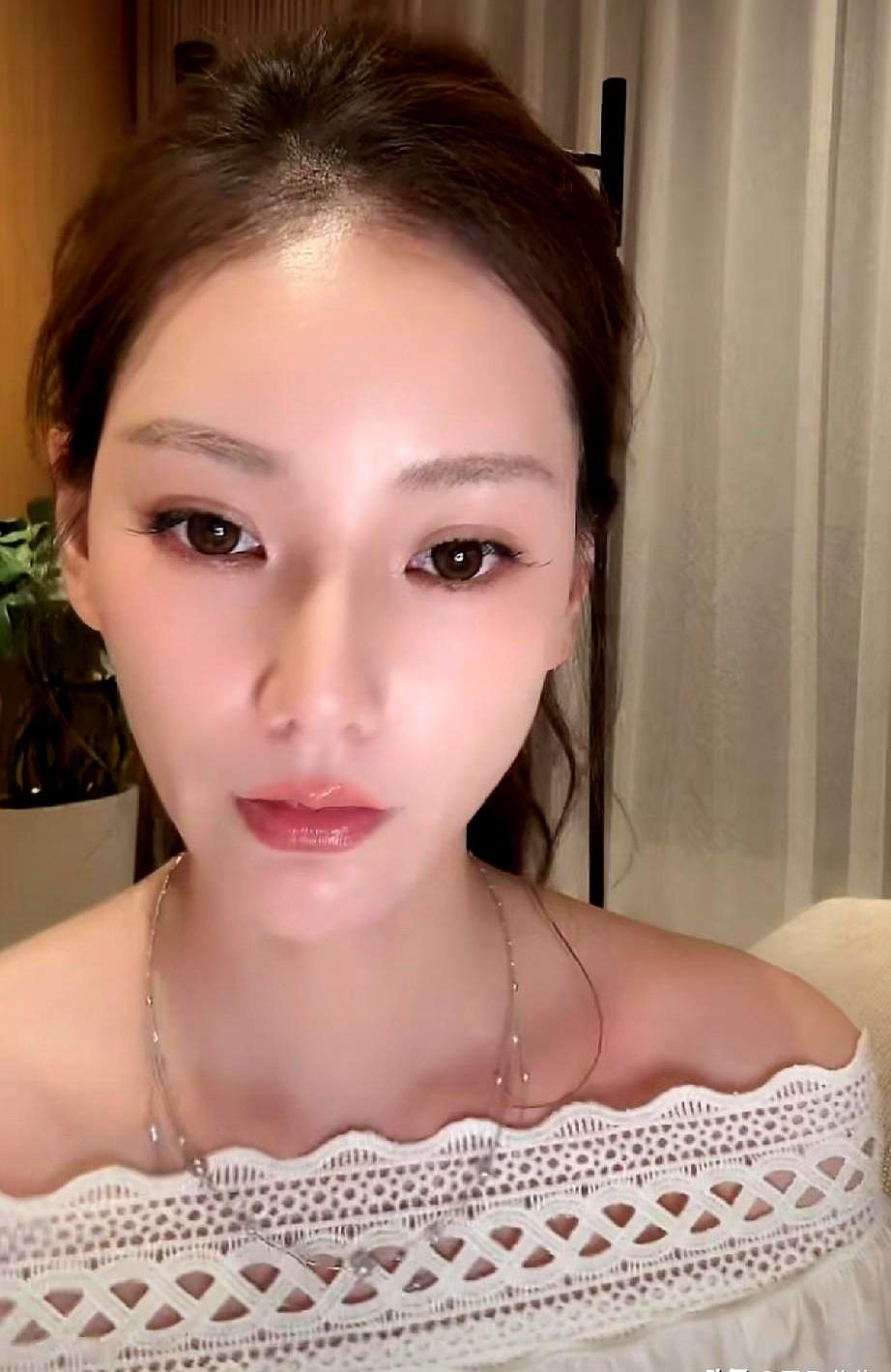 筱梅熬着一小锅米汤时，蒸汽绕着碗沿打圈，汪宝咂吧两口，小手扣着围嘴。四个多月了