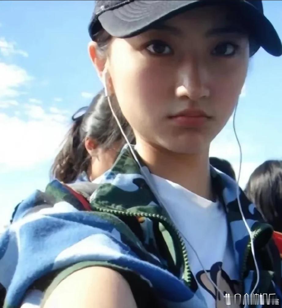 这就是孙宇晨当年保留的景甜的照片我觉得已经在人群里算顶美了，军训照还能这么好看，或者看自己的军训照片