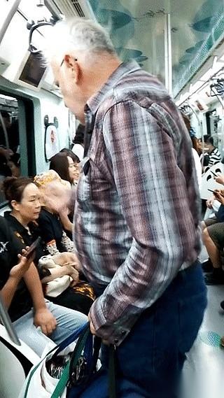 “让座。”两个字，普通话，砸在早高峰闷热的车厢里。一个高个子老外，正指着一个