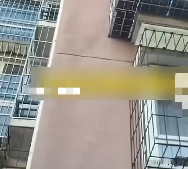 近日，河北唐山，一21岁的男子因感情问题跳楼轻生，正好砸中楼下一辆奥迪A4，因车