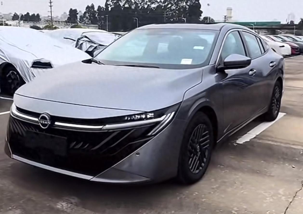 全新日产轩逸的实车图被曝光，新车采用了全新的造型设计，内饰将会配备双联屏，搭载1