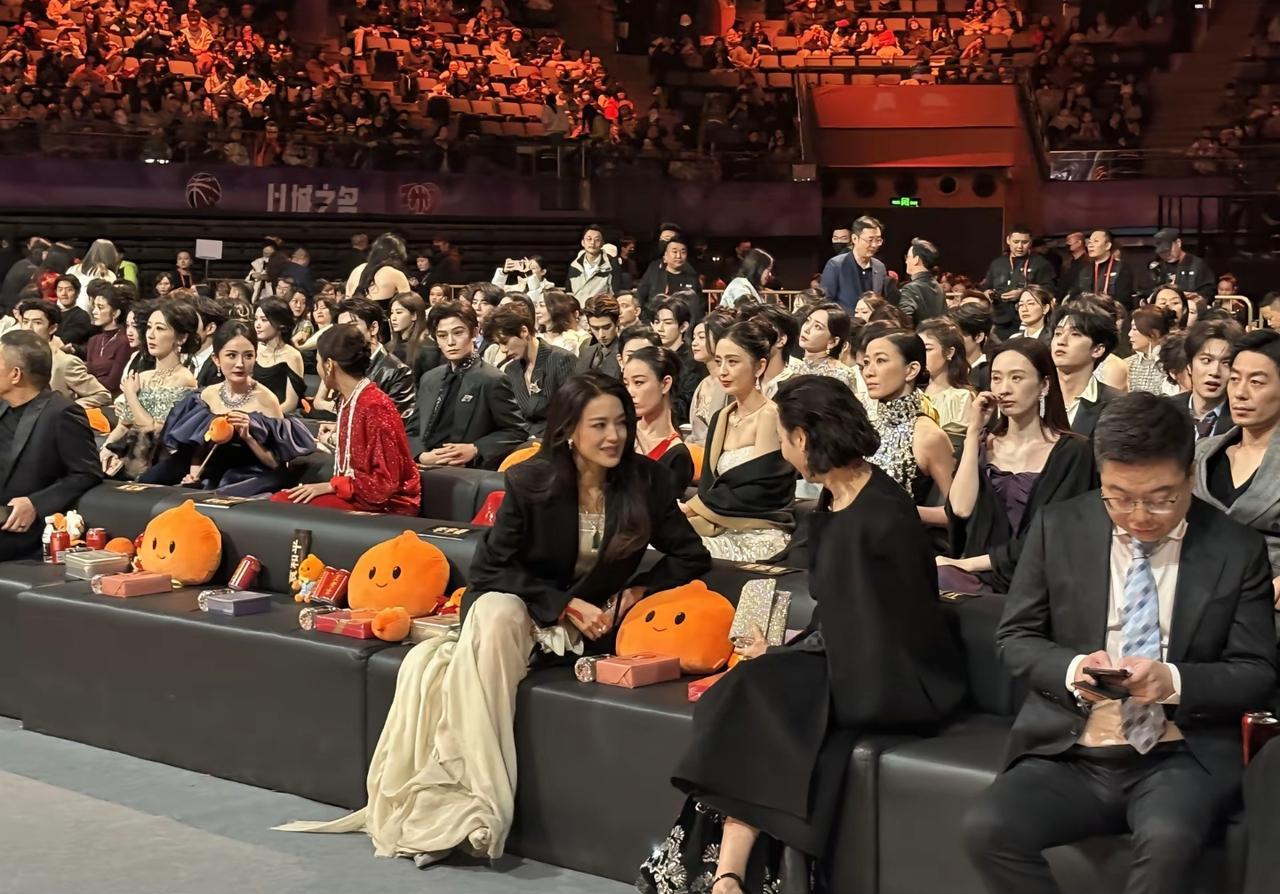 微博之夜秒变“读唇大会”！明星贴耳0.3秒，网友5分钟出字幕，比剧组花絮还刺激