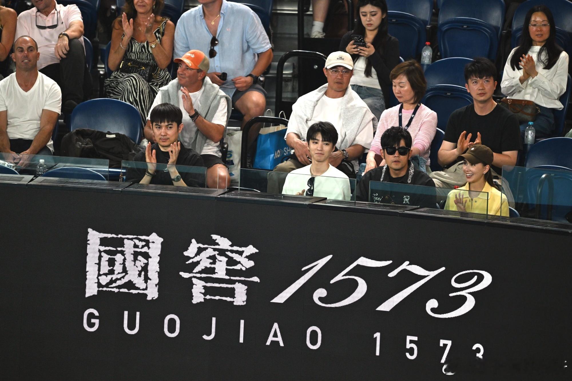 周杰伦王俊凯观赛澳网澳网赛场迎来顶流观赛团！周杰伦携王俊凯、陈奕迅与昆凌现身2