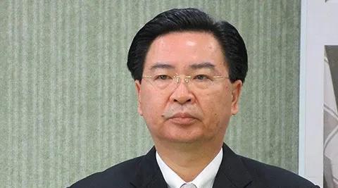 吴钊燮的大麻烦来了，蓝绿白都想要办他。这位英系的首席大将，能逃得过去吗？岛内的