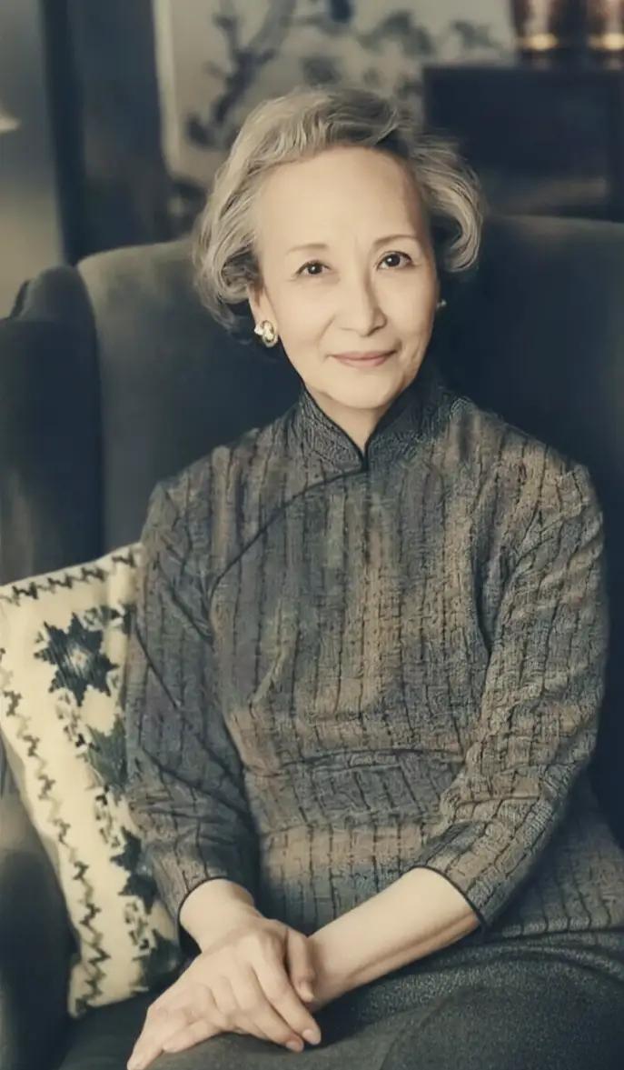 1980年，上海虹桥机场，一个65岁的女人走进安检口。她身着素色旗袍，身形消瘦，