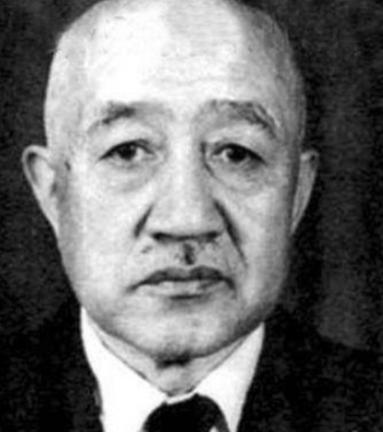 1940年5月，一名地下党投靠了日军，见到日军少将后，他却突然拿出手枪，对着日