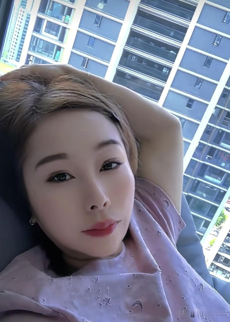厉怀远姑姑终于学聪明了，不轻易站队了，时隔两个月，厉怀远姑姑更新了动态，但她没有