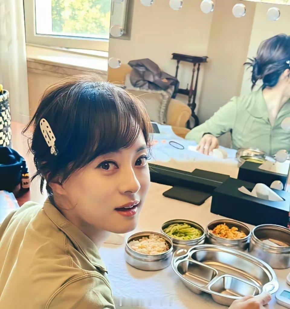 孙俪住2.3亿豪宅却用儿童餐盘，吃饭还得拿电子秤称重，精确到克。夏天不开空调硬扛