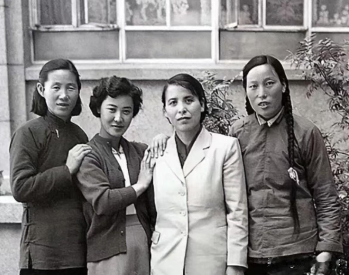 1954年9月，第一届全国人民代表大会期间，山西代表团四位女代表人物：胡文秀（刘