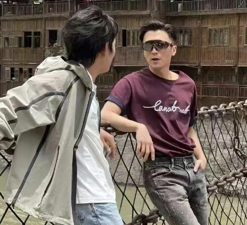 谢霆锋丁真，太惊喜了！今天6月17日，有网友偶遇谢霆锋和丁真一起拍摄纪录片，两