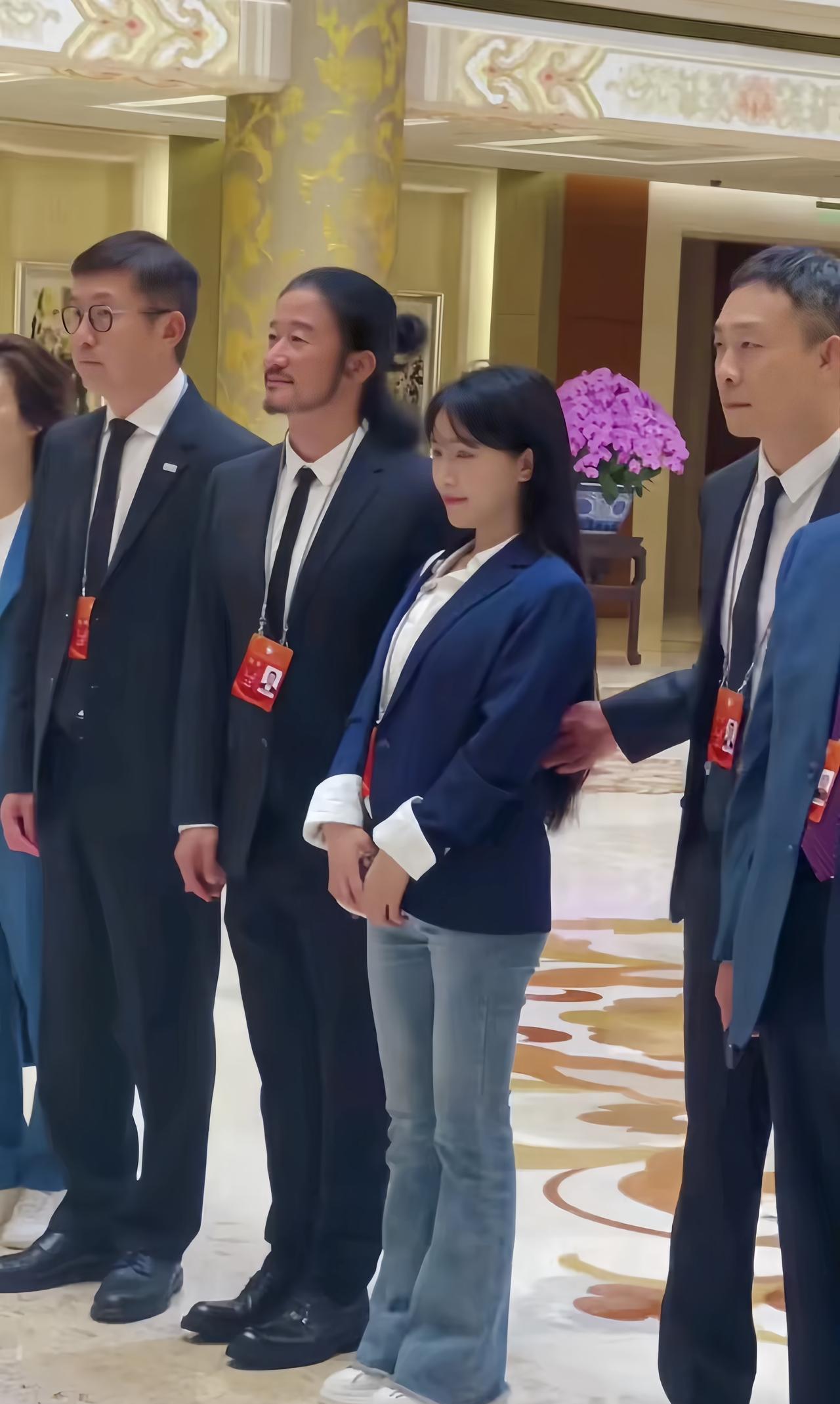 7月10日，吴京、与张译参加活动，中间站着的是大网红李子柒。张译右旁边还站着诺