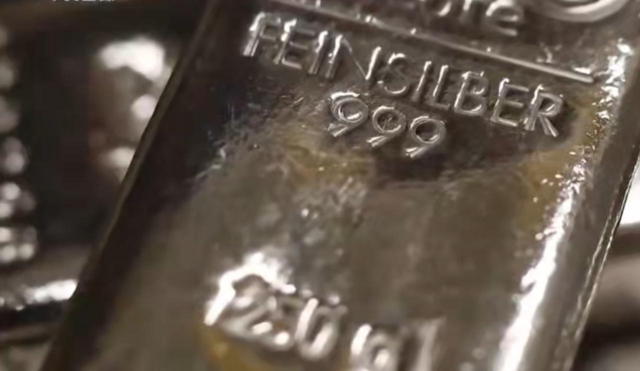当美国挑动的地缘危机引发全球市场焦虑，黄金与白银这些硬通货成为资本的避风港。画面