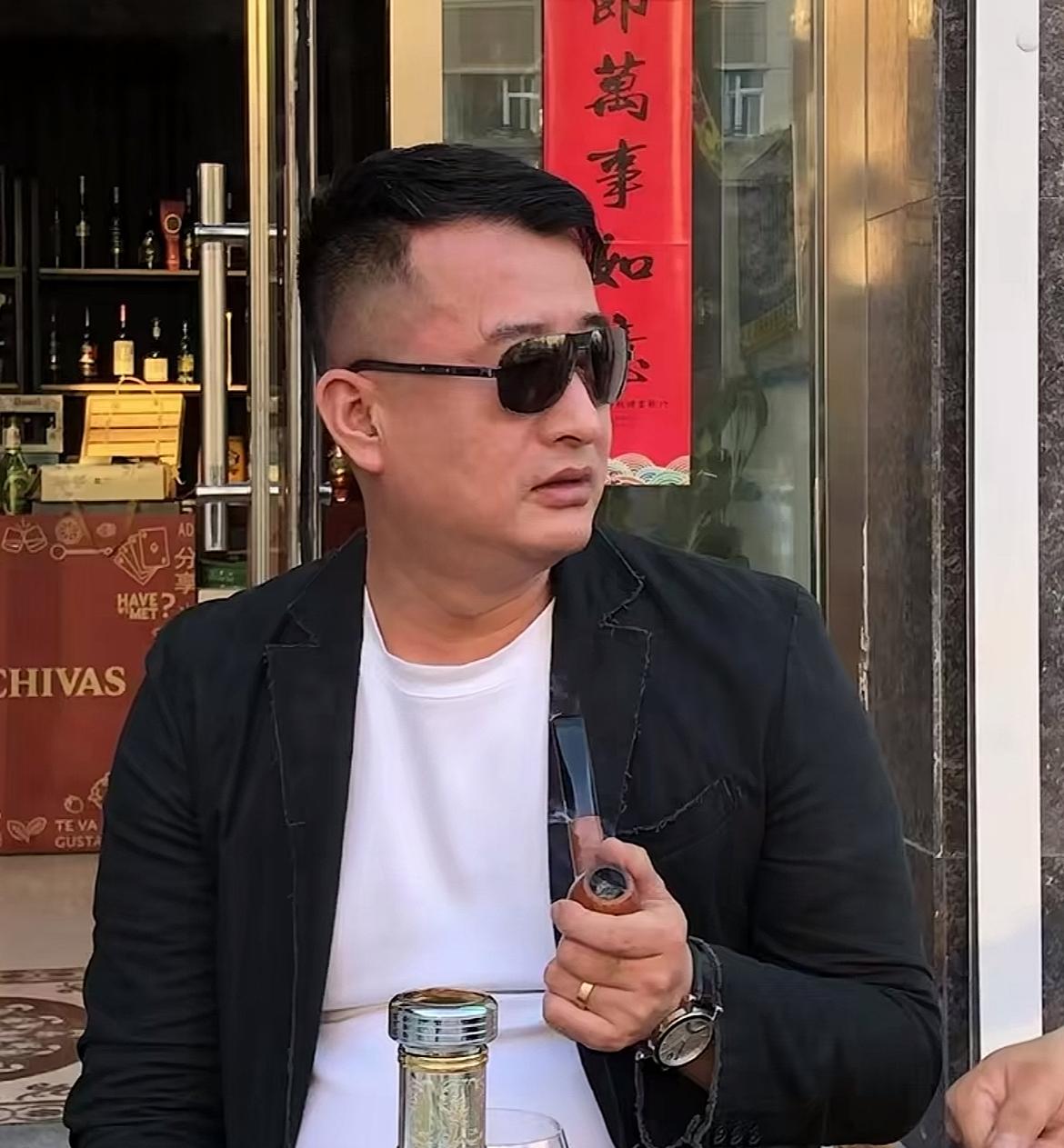 曝吉林网红“秋少爷”去世，年仅51岁，近百辆车送别知情人透露原因，酒吧的“台柱