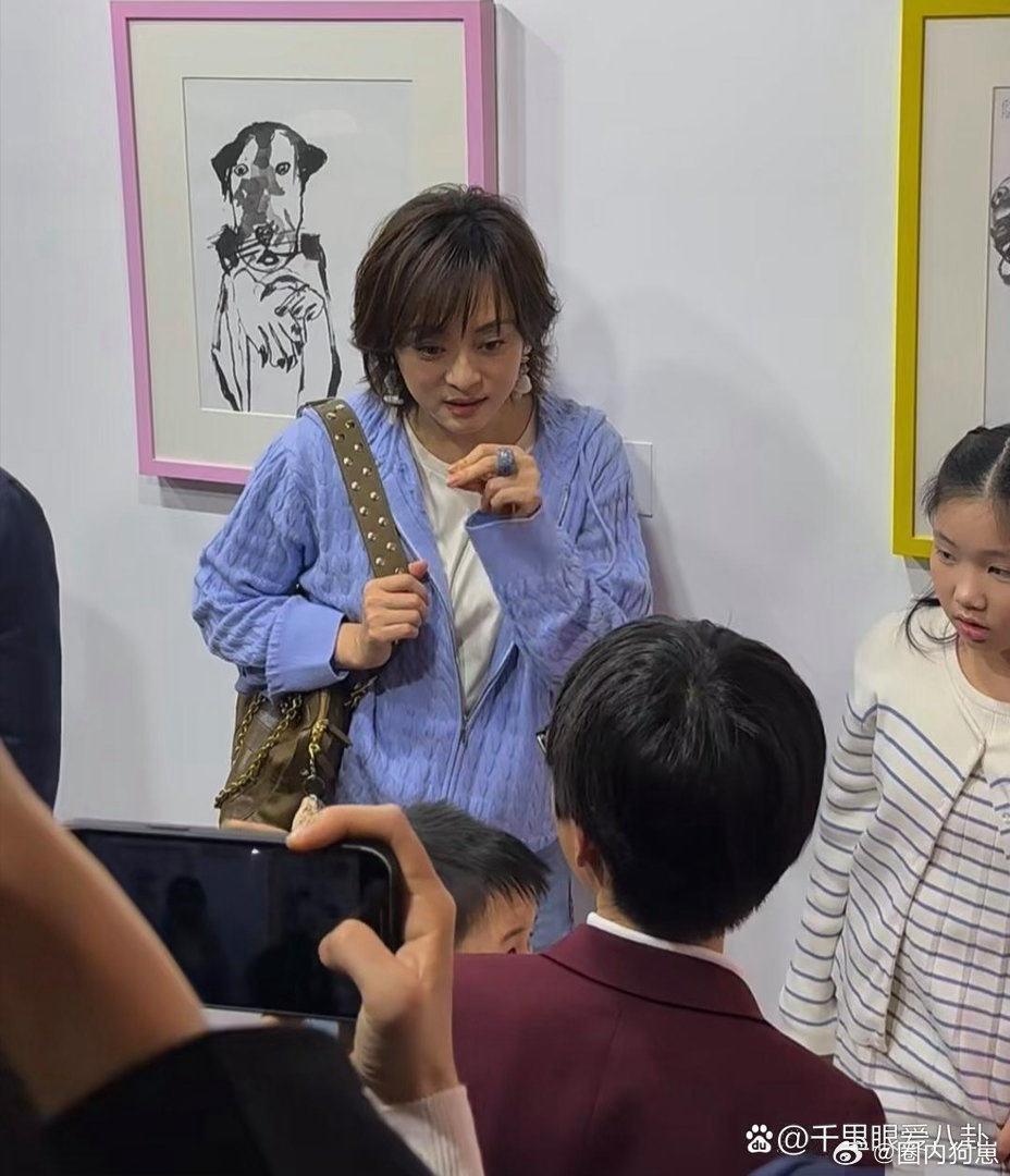 43岁孙俪现身上海花展，穿搭时髦又有格调，脸蛋圆润饱满尽显福相，只是黑眼圈有些明