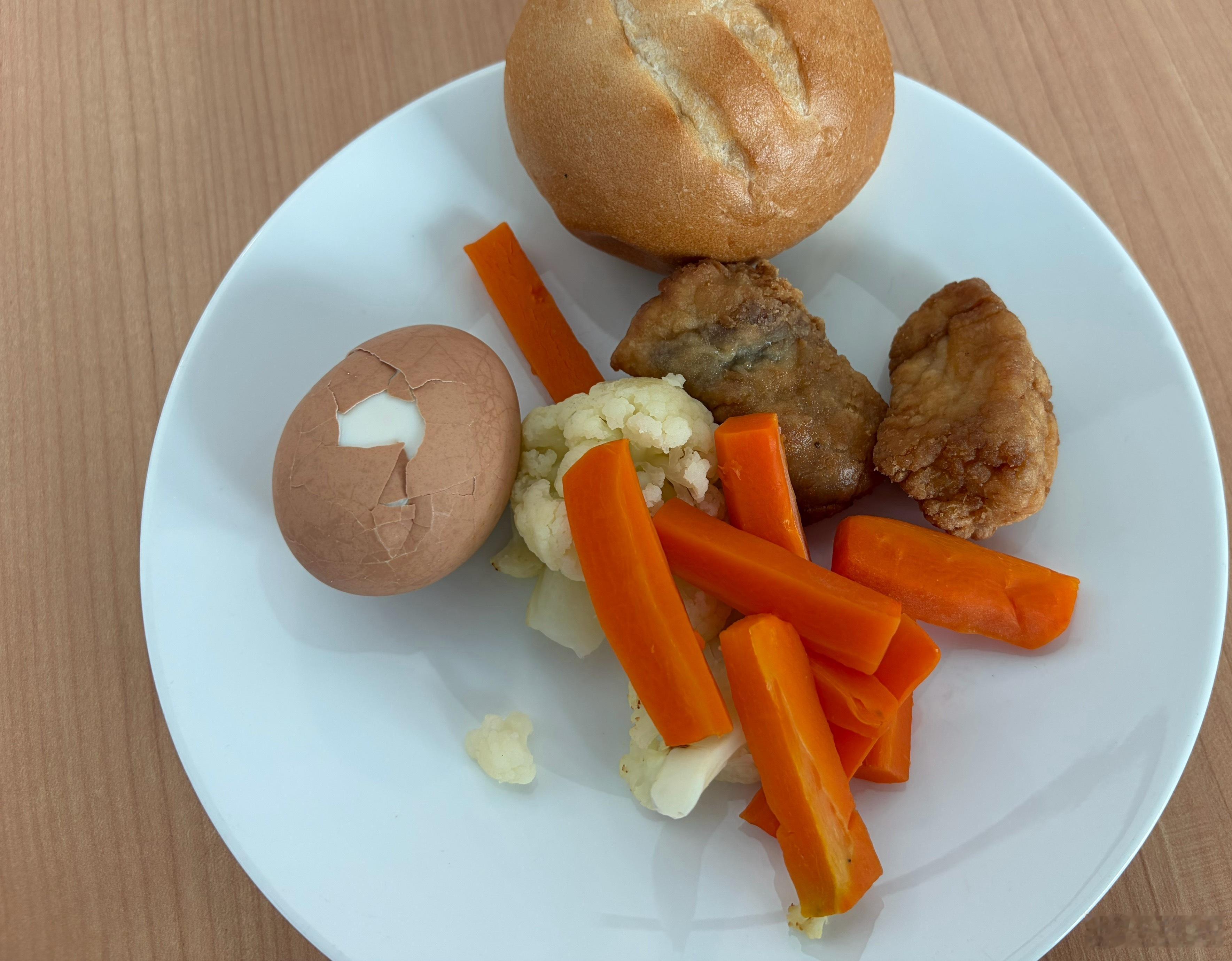 机场吃个午餐。