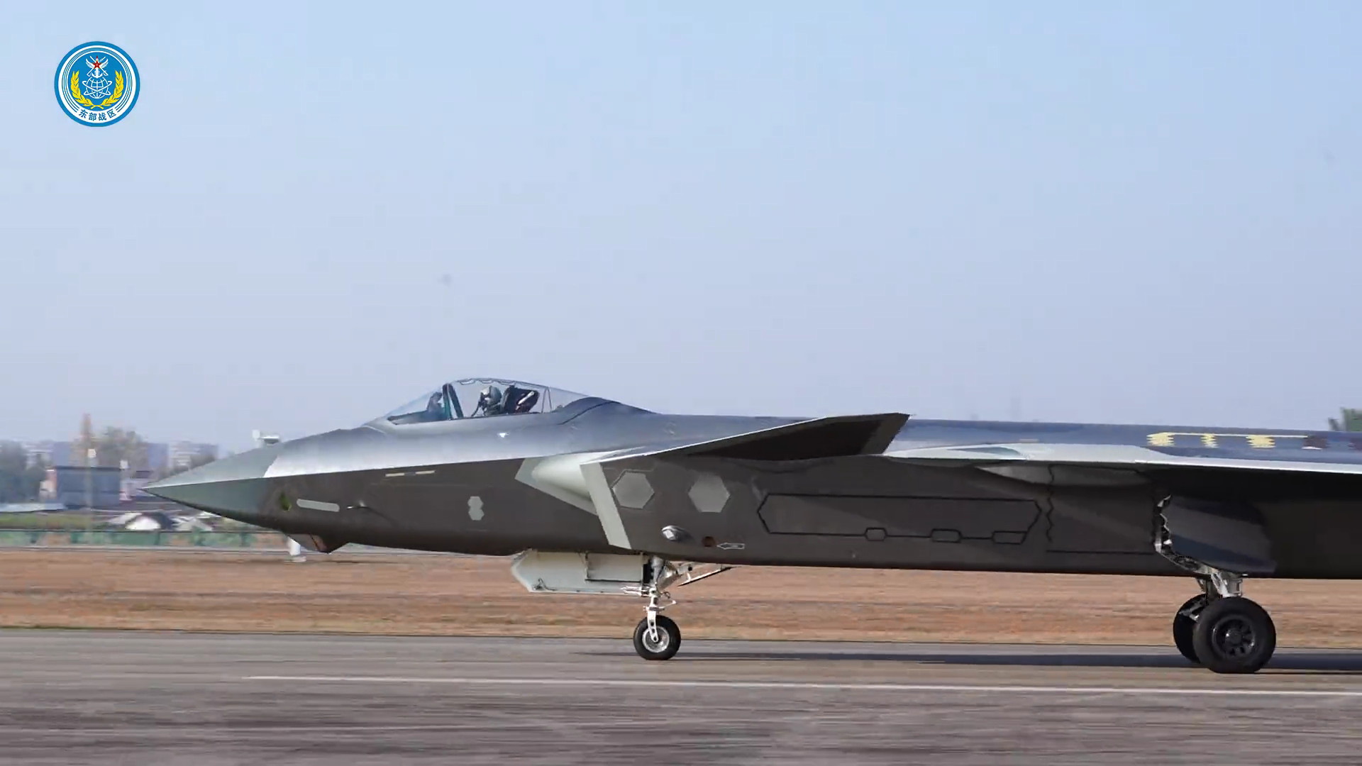 滑跑中的歼-20（注意蒙皮）挂载霹雳-10/12实弹的歼-10B加力起飞挂载霹雳