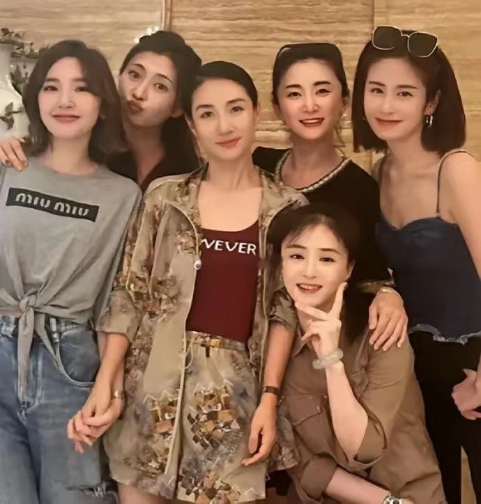 《甄嬛传》剧组重聚，颖儿居然是最漂亮的，她的脸好像没变化。​​​