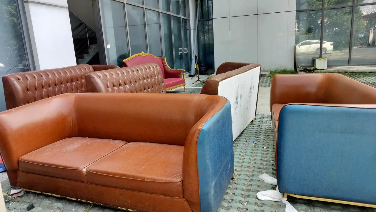 这些沙发丢在角落里，得出千把块叫人当垃圾拖走，小区最便宜的房子也要360万，小区